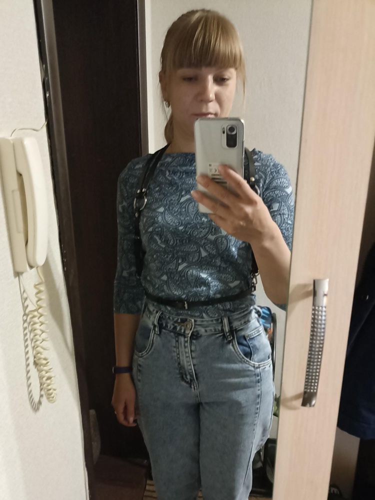 Пришло всё в пакете. Но пакет был открыт. Всё хорошо. Рекомендую к покупке. Буду носить. Посмотри как в носки будет.