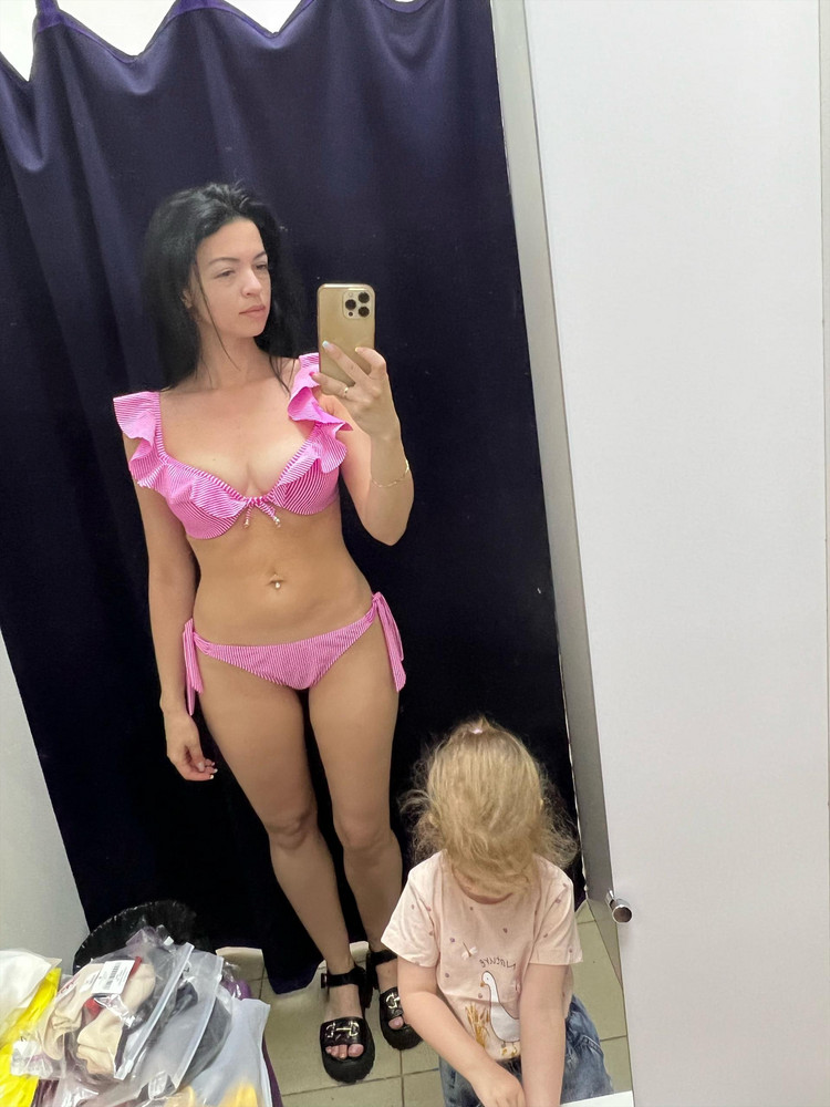 Очень красивый, нежный купальник. Тяжеловат лиф из-за оборок. 