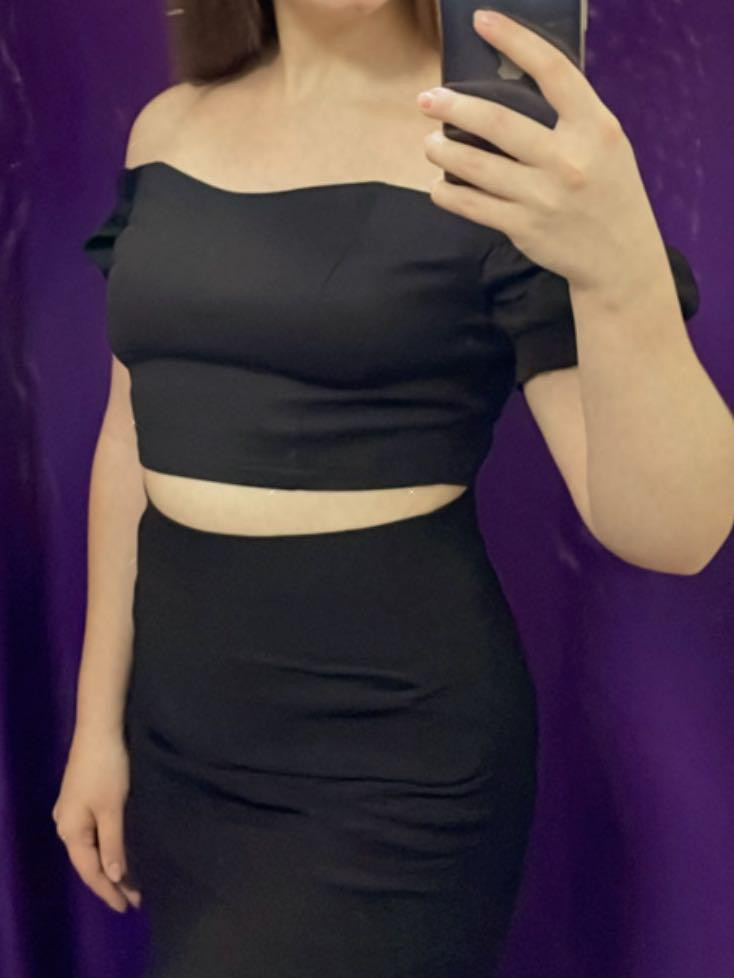 Влюбилась, я не знаю в каком месте пишут что качество ужасное, бред! Ткань приятная, цвет насыщений, сшит аккуратно. Отлично сидит, ношу 46, взяла свой размер, всё соответствует. 👍🏼