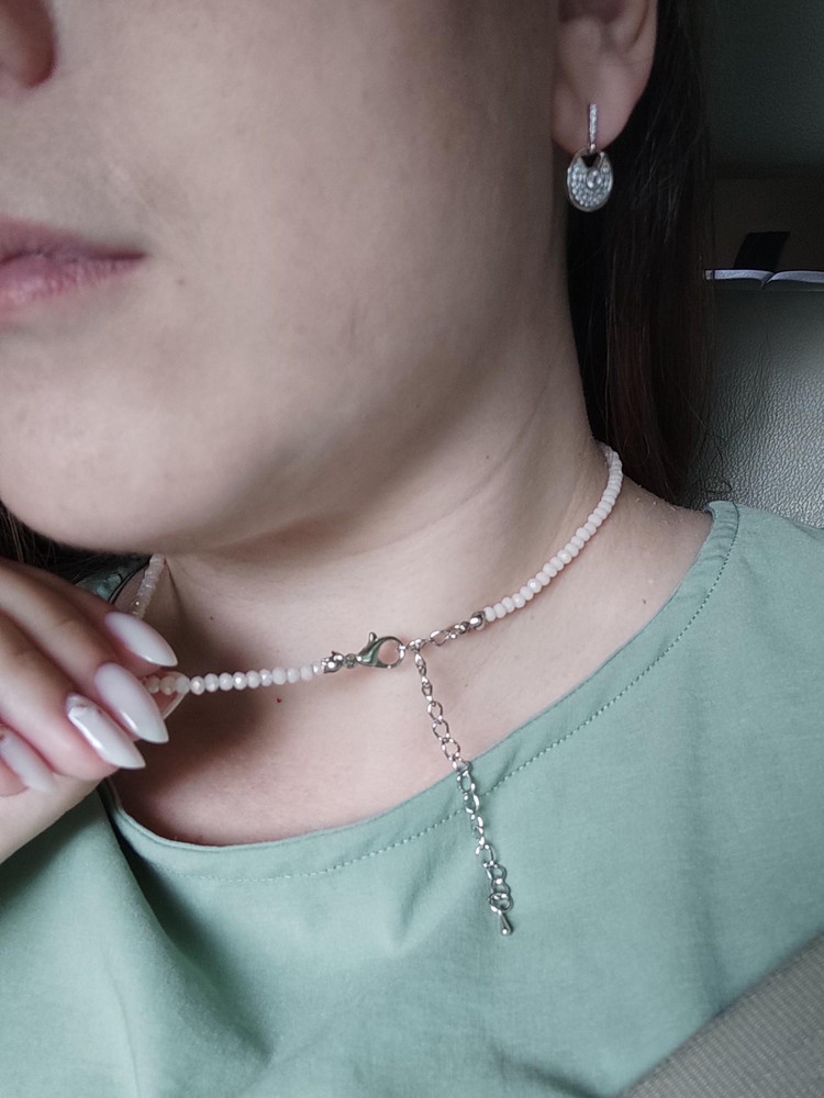 Блестит, хорошая длина! Для полной шеи подошло, застегнула даже не на последнее звено.