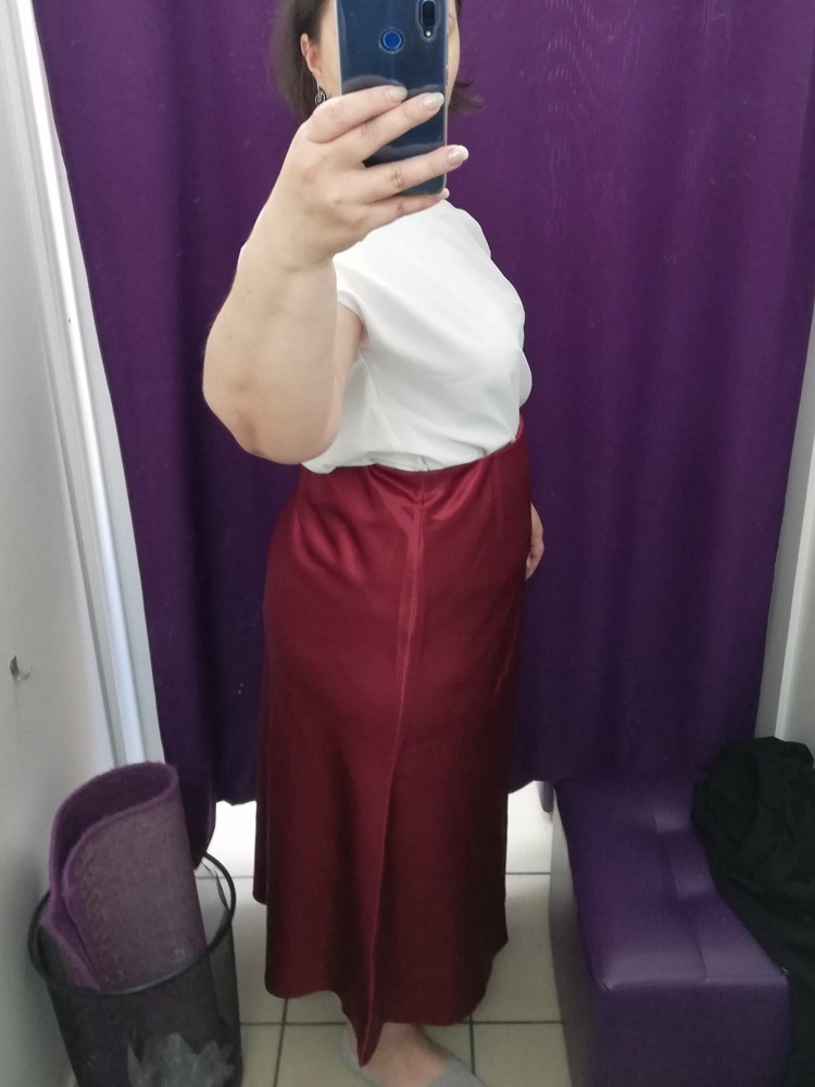 Цвет красивый. Материал очень плотный. Не на жару. На бедра 120 не подешел размер. Хоть и сидит вроде, но не так, как хотелось бы. Буду брать больше, но уже на свой рост 163.