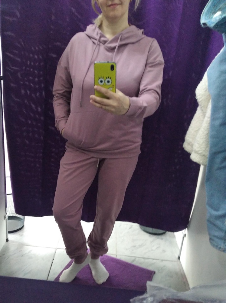 Костюм оказался лучше чем я ожидала.Подошел идеально,ткань очень приятная к телу,дышит.Думала больше синтетики,но оказалось наоборот,больше х/б. Кто-то пишет плечи видно..Не знаю,если по размеру,то всё просто отлично! Спасибо за хорошую вещь.