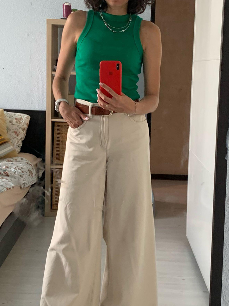 Покупаю уже второй раз, до этого был укорочённый белый топ. В этот раз выбор пал на зелёный и красный топ. Отлично садится, приятная ткань в рубчик, отличная цена и качество . 