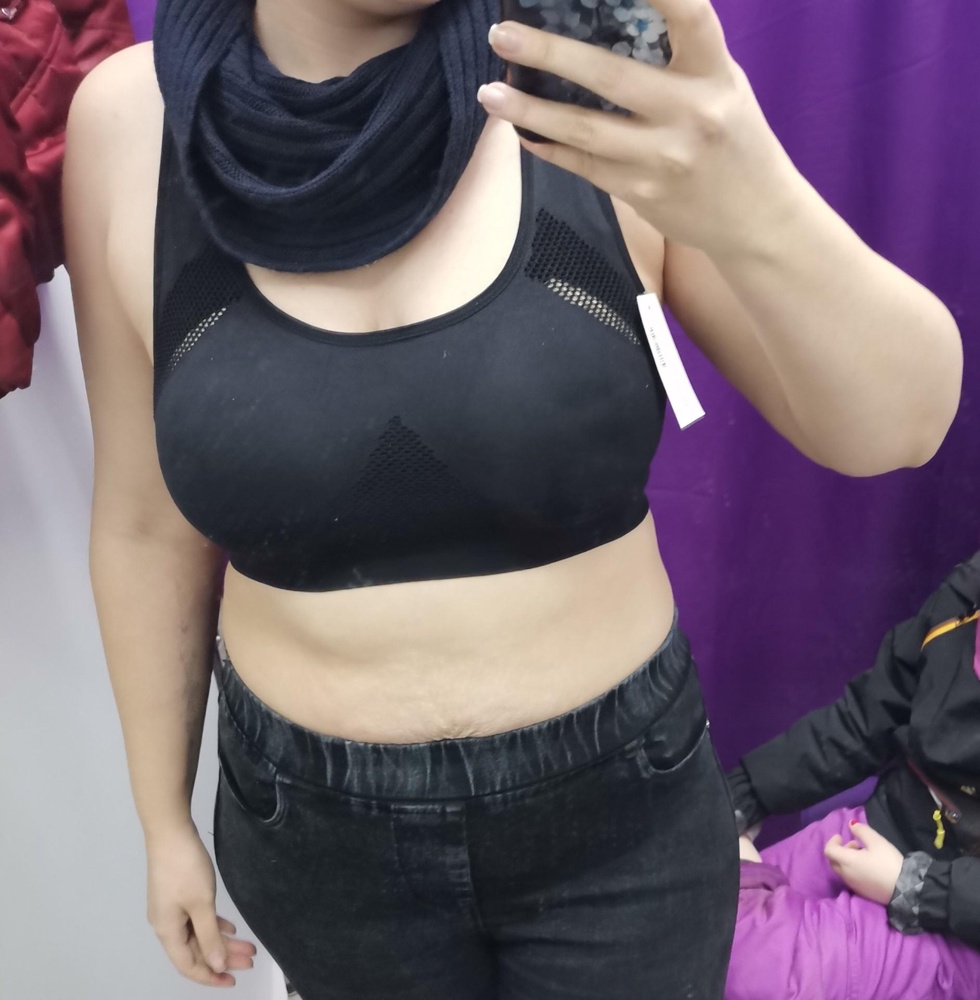 Топ с утягиванием, ткань приятная, но надо учитывать, что синтетика, долго если походить все вспреет и останутся следы. Размер в размер. Если не хотите чтоб стянуло, берите размером больше.