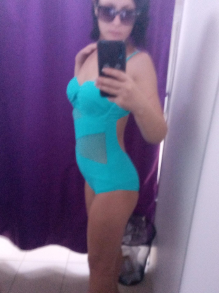 Сидит не плохо, цвет соответствует, пошив хороший, швы ровные, нитки не торчат, довольна, спасибо!