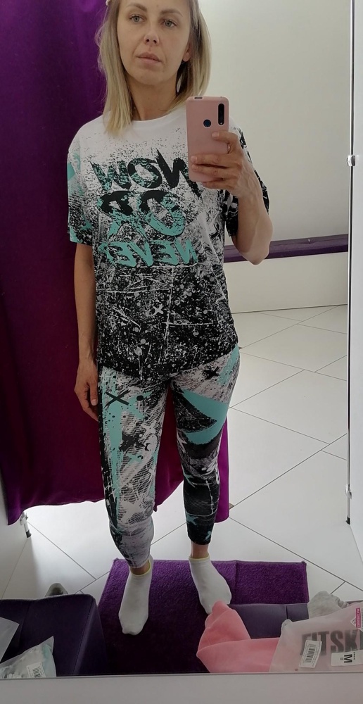 Хороший костюмчик. Не льстите себе берите в размер.ой рост 166,ОБ 98,ОТ где-то 68-70,Грудь 75D ОГ 92 где-то.А если есть изъяны то побольше наверно на размер.Брала комплект.Верх М размер.Майка свободная, то что надо. Приятный к телу, если приседать немного просвечивает, не критично, даже не смотря на то что мой размер. Посмотрим в деле...