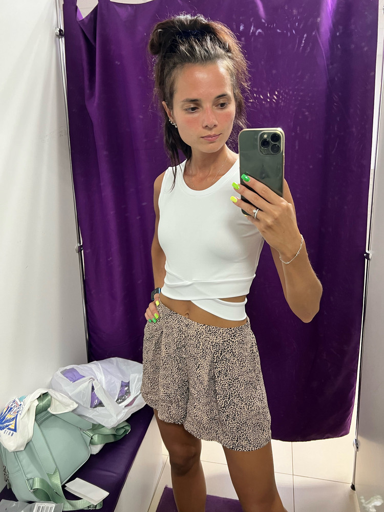 Топ хорошего качества. Ткань приятная , нитки не торчат , швы ровные. Рекомендую 