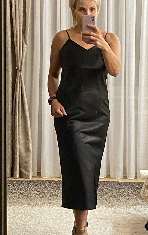 Платье красиво подчеркивает силуэт! В таком наряде действительно чувствуешь себя особенно женственной! Спасибо продавцу!