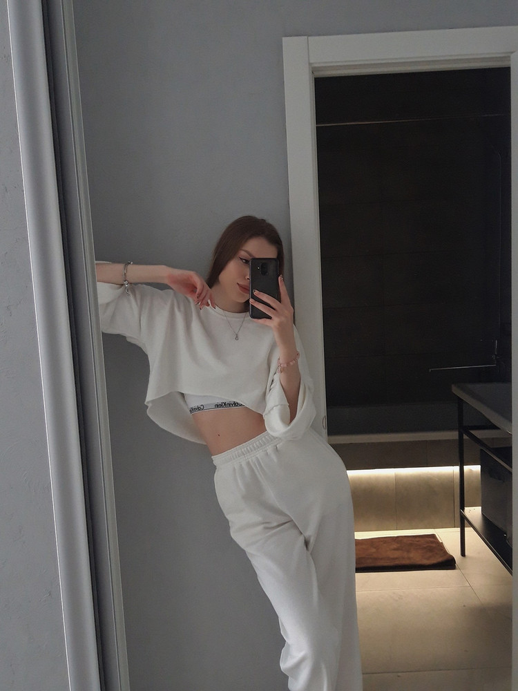 влюбилась 💔 мониторила ВБ дня 3 и дождалась его, видимо кто-то оформил возврат, потому что я заказала последний! очень рада покупке)
качество отличное, на рост 170 штаны в пол, рукава тоже длинные, сидит отлично, ношу XS. комбинирую с топом CK