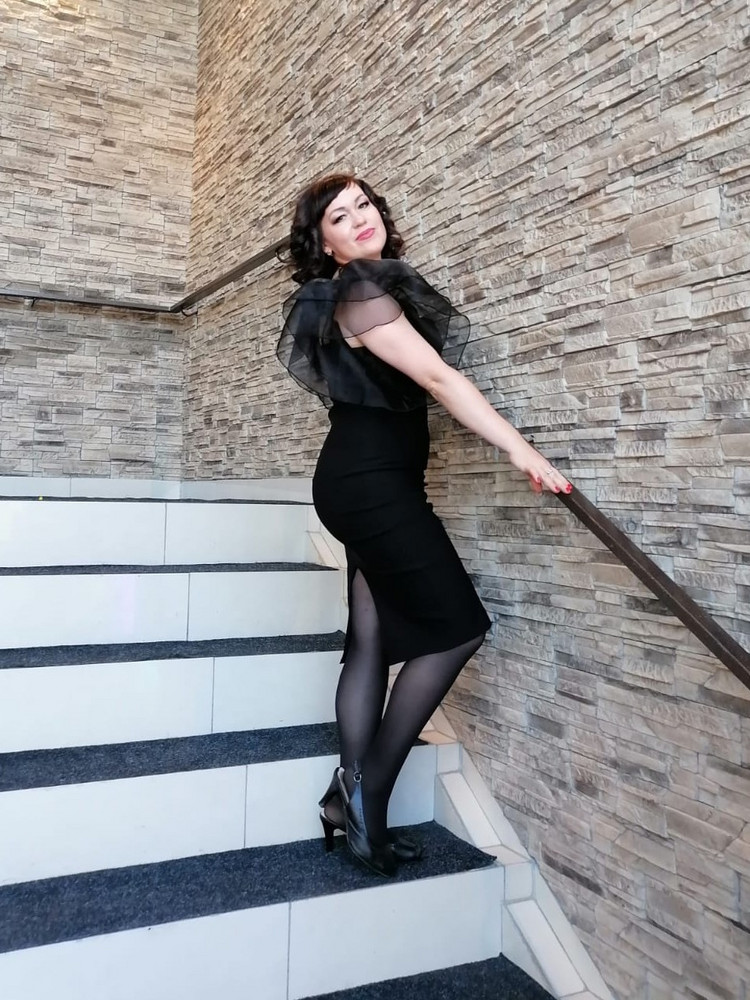 Спасибо за такое прекрасное платье. На вечере была неотразима и стройна😁🥰. Ткань стрейчевая, пошив то что надо, немножечко просвечивает и