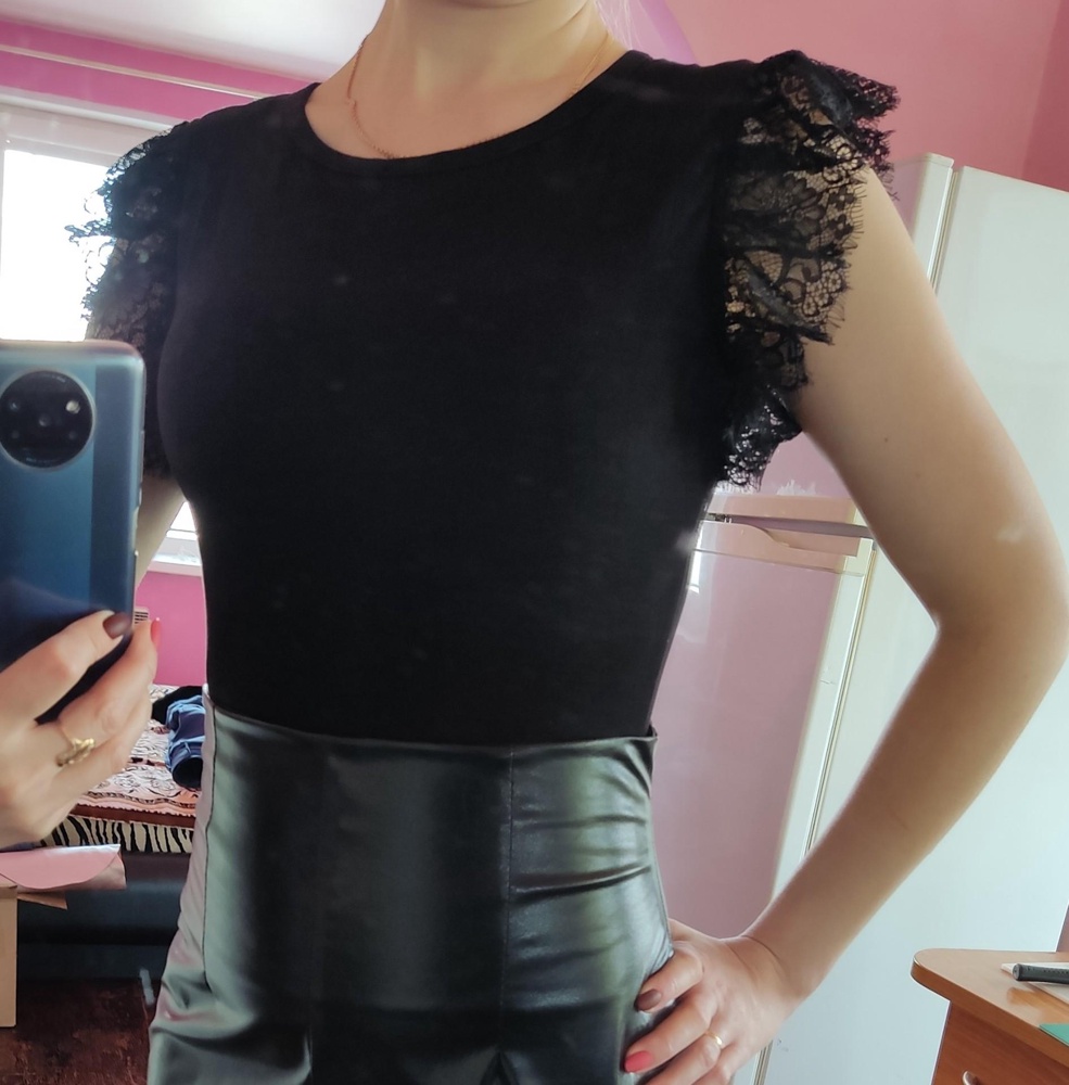 Приятный материал, мягкий , качественно прошитая вещь. Единственный минус место , где застёгивается боди колится, вероятно прижгли это место , видно подпаленый край .