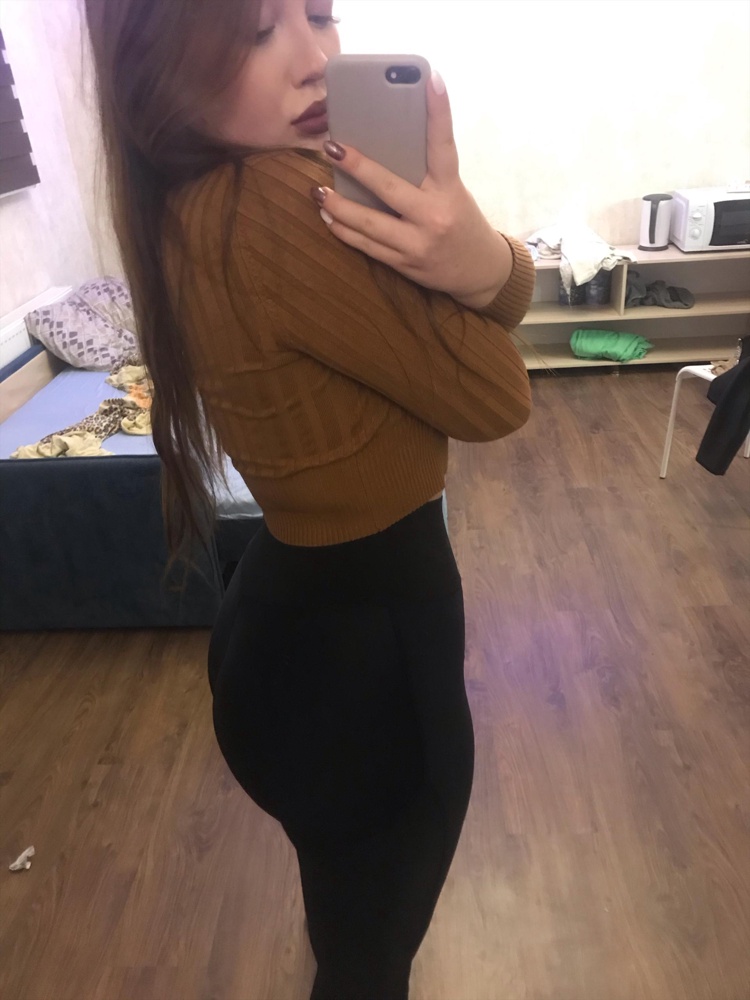 Это просто обалденные тайтсы !!!! Сидят четко по фигуре . Талию держат и утягивают настолько , что ваша асс становится как у Ким Кардашьян , но при этом никакого дискомфорта вы не испытываете , дышать удобно , резинка хорошо тянется.  Вы точно не останетесь без внимания .  Не просвечивают , очень удобные . На свои параметры 90-73-110 брала  размер s  и не прогадала . Для занятия спортом очень даже удобны , да и в люди выйти можно (и в пир и в мир) . Безусловно буду заказывать ещё! Очень качественные швы , нигде ничего не торчит , ткань как своя собственная кожа . Свою цену оправдывают на 73839373920727 процентов . Девочки , берите ,  не пожалеете !!!