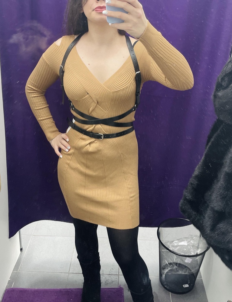 Все так хвалят это изделие, и не зря. Мягкая, широкая, удобная, действительно длинная - регулируется под любую фигуру. Именно поэтому выкупила. Смотрится эффектно. Но мне видимо одной не повезло, не встречала в отзывах такого дефекта. Ужасный запах бензина, или другой химии. И выветривала, и мыла, и протирала уксусом. Возможно так и не смогу надеть. И запах не просто неприятный, когда в пункте выдачи только вскрыла упаковку-надо отдать должное производителю, товар упакован очень плотно-запах был концентрированный, через пять минут сняла, так как дышать было невозможно. Первый раз за все время онлайн шоппинга сталкиваюсь с подобной проблемой, потому и думала, что этот минус несущественный. 