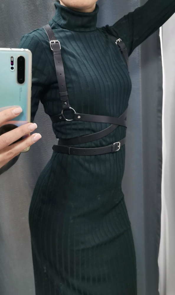 Обалденная портупея. Ремешки мягкие. Качество, конечно, не люкс, но вполне достойное. Полагаю, это экокожа, на натуральную не похожа, немного осыпается чёрной трухой. По моему мнению, очень даже стоит своих денег. Обычно я ношу размер 42-44, портупея s-m подошла идеально, пряжка посередине. Рекомендую!