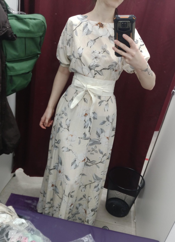 Пояс с двух сторон прошит хорошей кожей, из-за этого он получился плотным и трудно бантик завязывать. 
Слегка блестит. Швы все ровные.