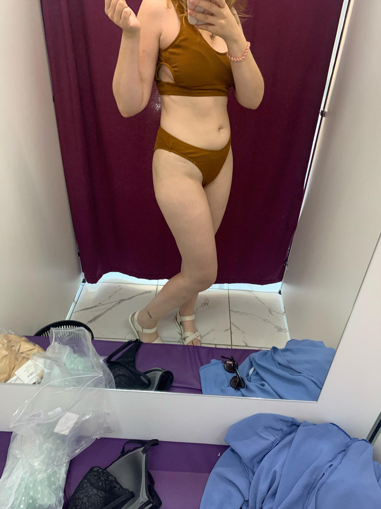 Лиф как-то велик, хотя плавки и сели, как-то бестолково выглядит 