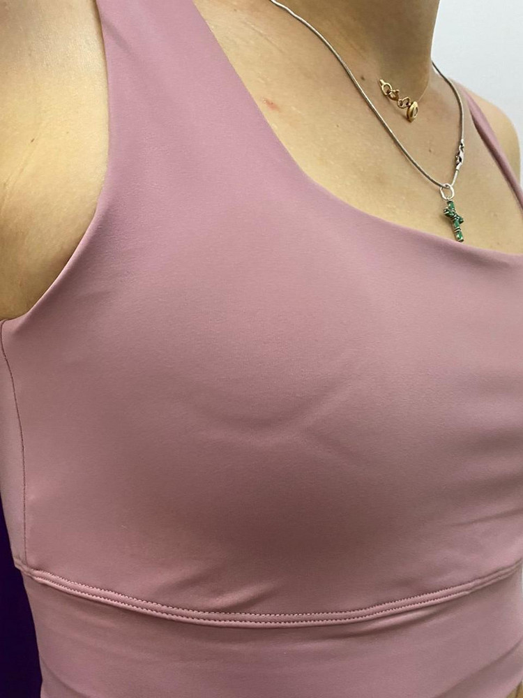 Топ пришел с браком. Хотя размер сел идеально