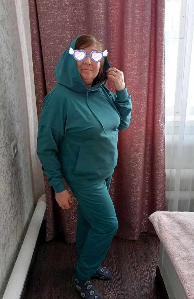 Очень хороший костюм, качество за такие деньги превосходное, не вытягивается. Сначало заказала себе чёрного цвета, потом заказала изумруд (потемнее, чем на фото, смотрится даже лучше). Размер ХXL на 52 в самый раз, на 54 тоже можно, просто будет не таким свободным, штаны точно подойдут. Рекомендую