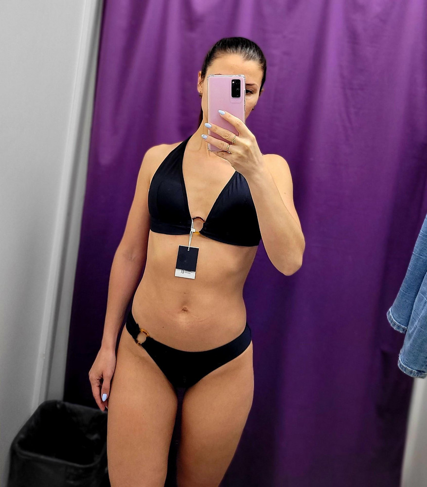 Купальник мне понравился, даже на маленькой груди смотрится отлично, но отказ, так как трусики маловаты, очень жаль(