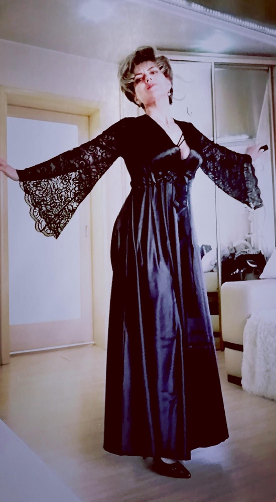 Красивый, стильный пеньюар. Не для повседневной носки. Для соблазнения и роскоши. Материал за такую цену не очень, элекризуется, но думаю постирать с хорошим кондиционером и все будет отлично. Смотрится шикарно и дорого. Только на мой невысокий рост длинноват, но это легко поправимо 
Рекомендую