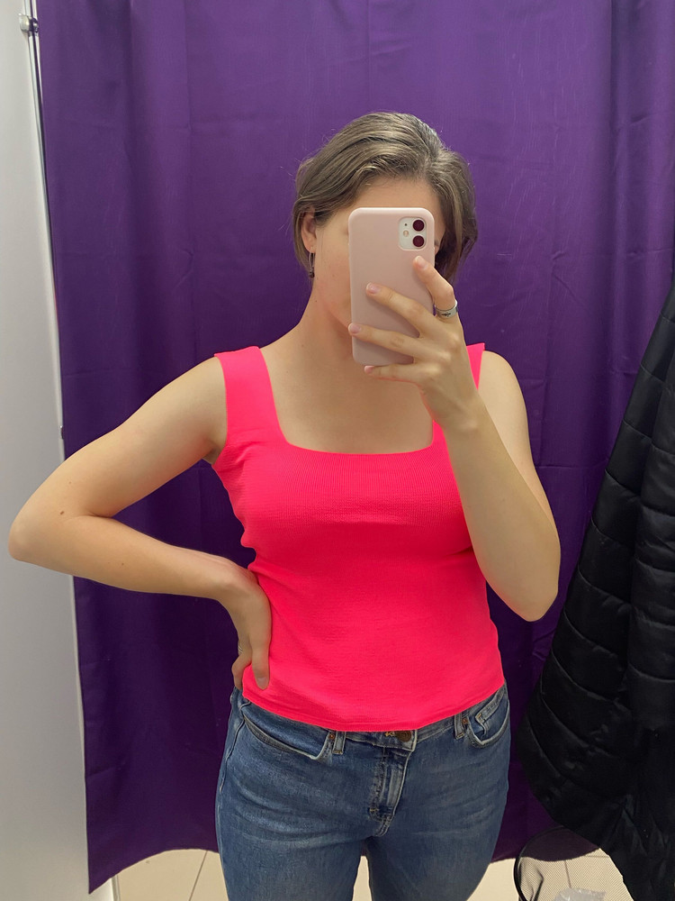 Цвет отличается от картинки. Он не фуксия, а скорее неоново-розовый, за это минус звезда. Майка на ОГ 95, ОТ 75 и рост 168 села хорошо. Оставила.