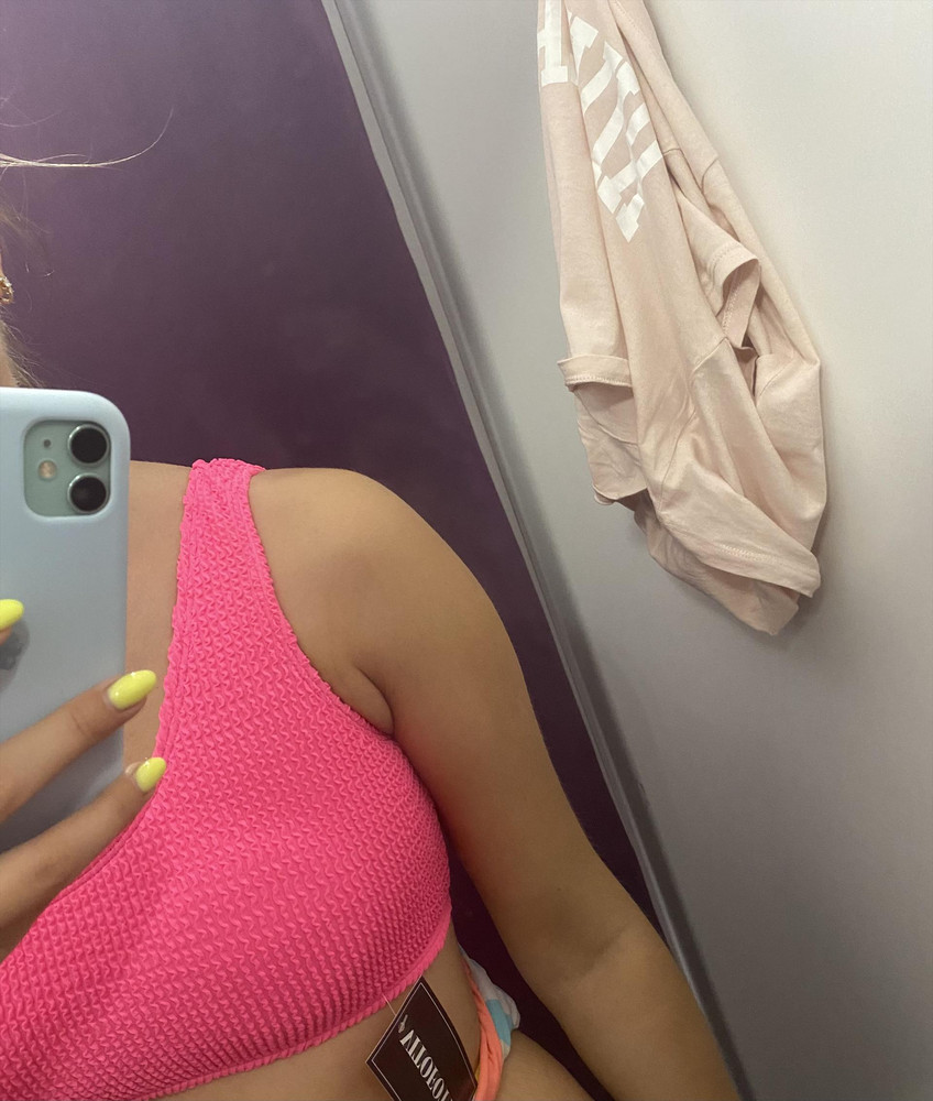 Купальник  в общем сел хорошо, сшит качественно, материал плотный, жестковатый. Но в районе лямки  резинка сильно сжимает область подмышки- только из-за этого отказ. Трусы соответствуют размеру, закрытые, широкая полоска. 