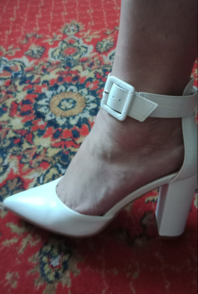 Туфли превосходные! Удобные,  мягкие на ноге сидят  отлично! Красивые, их можно носить под любой наряд. Размер подошел идеально! Спасибо производителю!