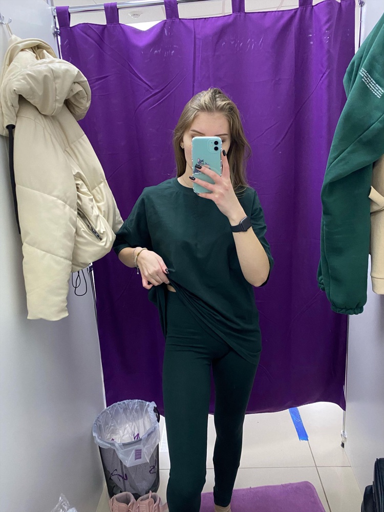 Костюм хорошего качества,на высокий рост отлично подходит, я 170 у меня запас в лосинах ещё остался! Не просвечивает,ткань дышит и тянется. Для тренировок просто идеально. 