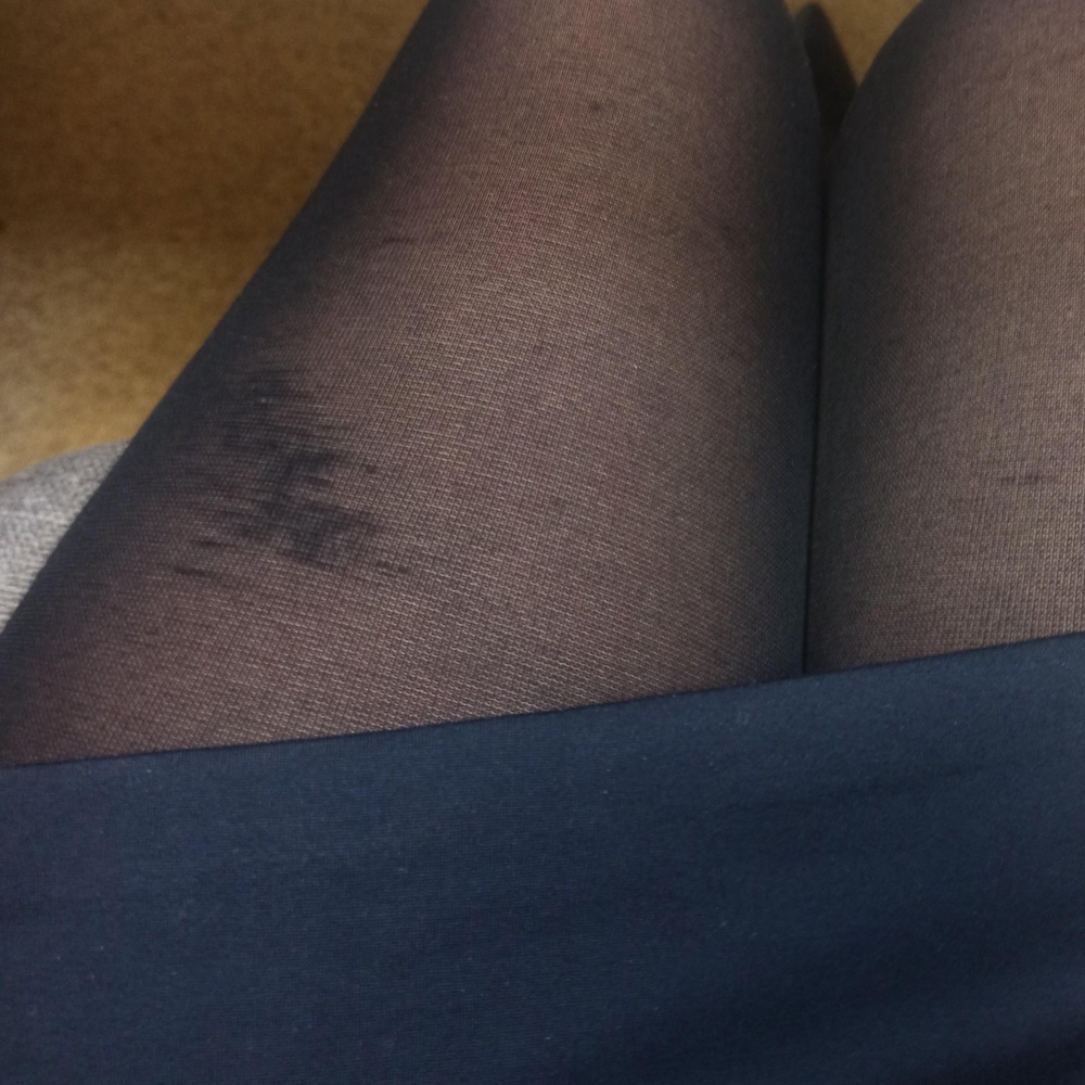 Качество колготок ужас. На фото один день носки под платье в офисе.