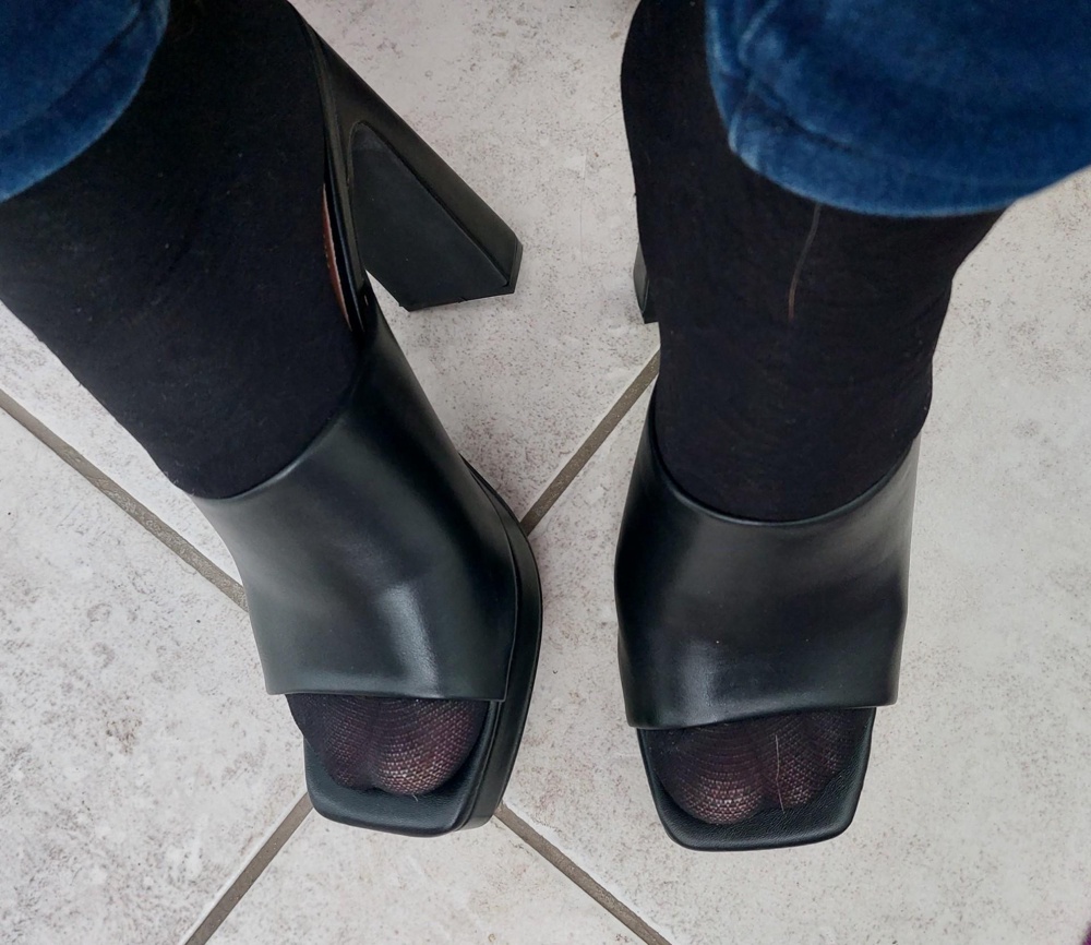 Размер в размер! На средней полноты ступню. Высокий классный каблук, но очень не удобно в них ходить..... из-за этого отказ. А так они супер!!!