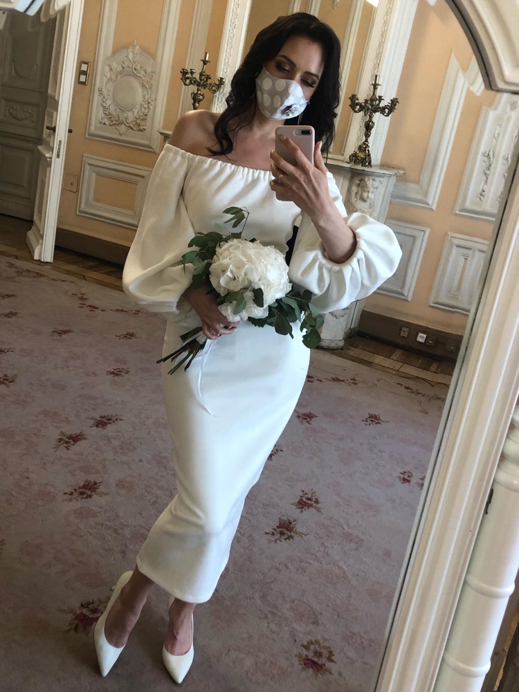 Почитала, отзывы о том, что платье маломерит. В жизни мой размер М. Взяла размер L . В бёдрах более менее оказалось как раз , а вот на талии весело. Ушила у швеи и получился хороший свадебный вариант. Платье на фигуру песочные часы. Ткань под замшу. 