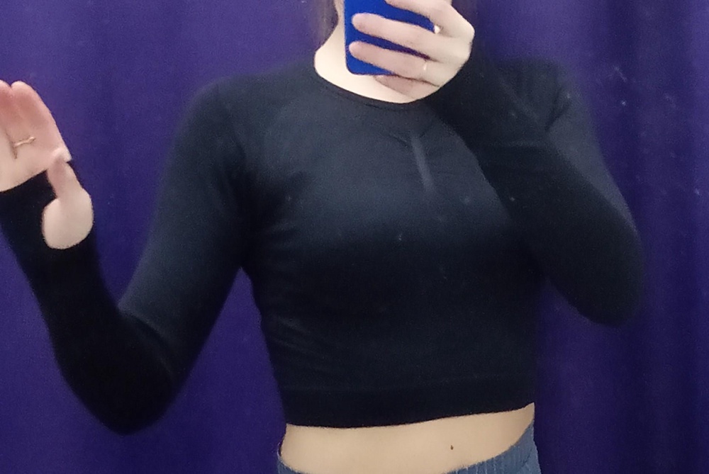 Из 5 топов взяла его, т.к. хотела, чтоб был более закрыт живот. Между ним и высокими легинсами останется лишь небольшая полоска тела (мой рост 164). Прорезь для пальца можно использовать, а можно и не надевать на палец-не мешает, не топорщится. Состав хотелось бы с нейлоном, но....