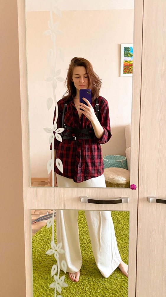 Сначала оказалась большеватой, перезаказала на размер меньше и села как надо. Качество отличное, кожа, вкусно пахнет. Удобно регулировать и надевать, рекомендую