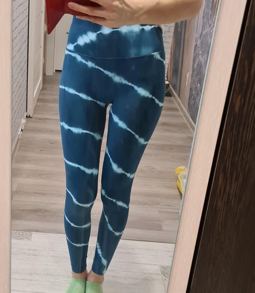 Не такие яркие как на фото,мой рост 168, прошиты хорошо,дыр нет,ровные, плотные,на 40 размер S отлично