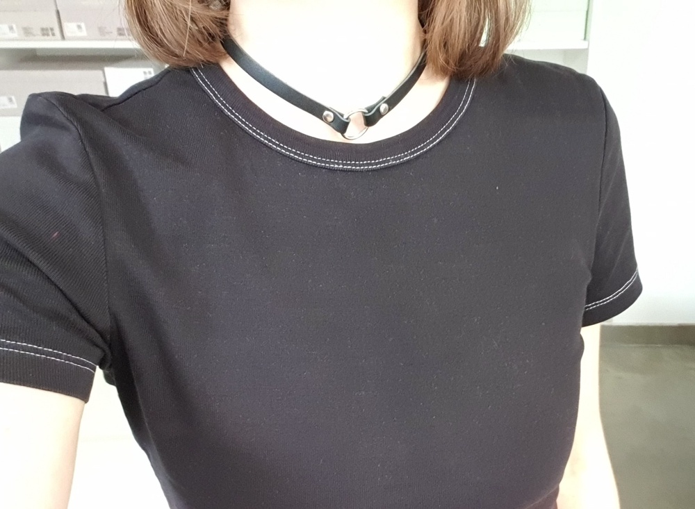 Ширина в 8 мм. Выполнен качественно - кожзам приятный, фурнитура хорошая. На тонкой шее сидит неплотно, зато не душит и не раздражает. Хвостик остаётся большой.