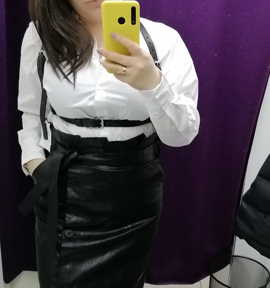 Отличная вещица!
По размеру всё отлично
Можно регулировать!
Сидит замечательно