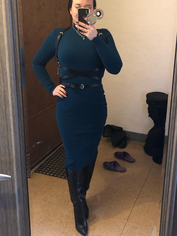 Выигрышно сочетается во множестве луков, брала для простых платьев в виде изюминки, но опытным путем выяснилось, что шикарнее всего смотрится с рубашками.