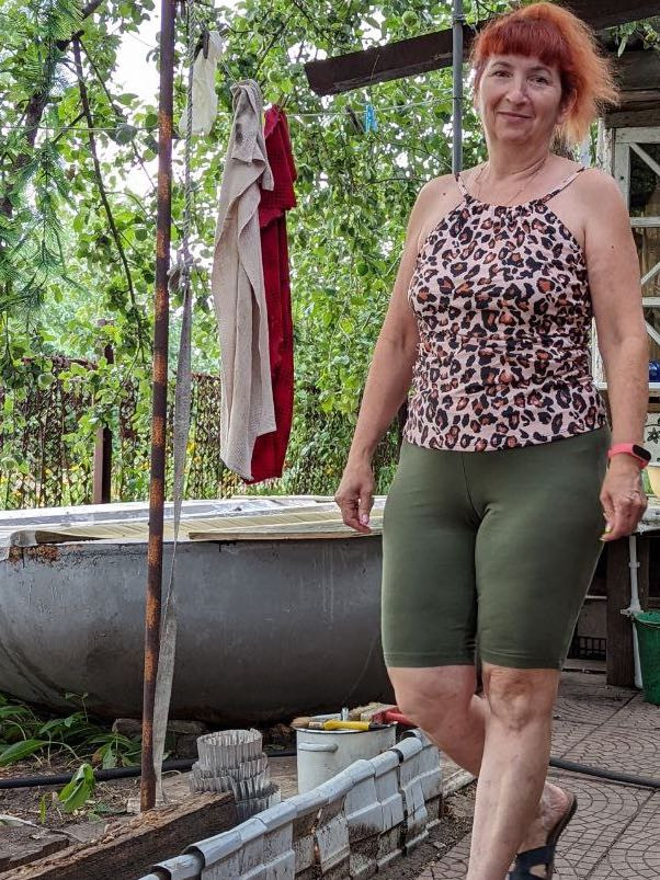 Очень довольна этим купальником!! Сохнет быстро. Я не переживаю, что что то вываливается, заворачивается и тд. Все четко!!! Вдобавок топ часто носила отдельно с шортами. Никто ничего не понял ))) На топике в районе живота есть сборочка, которые отлично скрывают складочки и сам живот. Шикарное приобретение это танкини !!!!