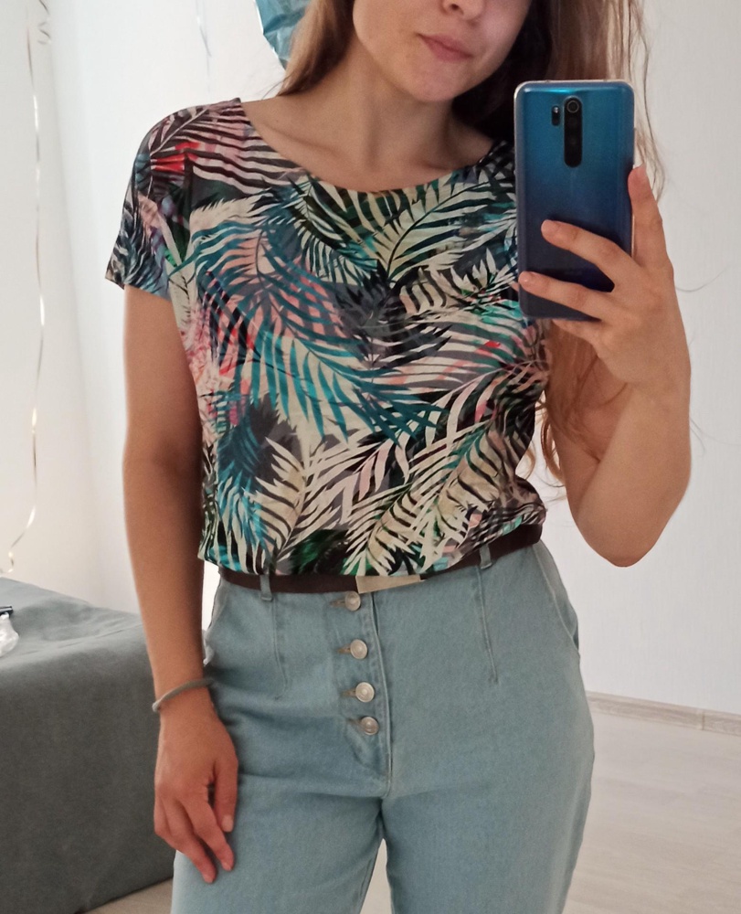 Бомбическое боди. Довольно свободный крой, если под размер брать, наверно можно было взять и размер меньше. Застежка немного под широкую ластавицу сделана.