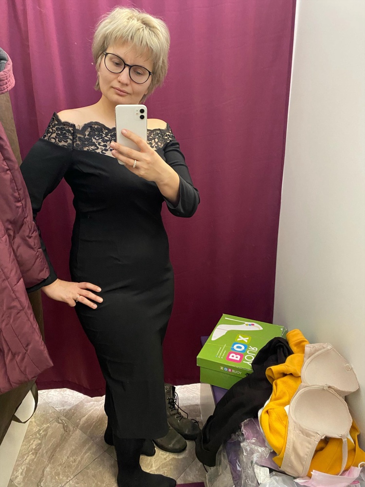 Первый раз пишу отзыв. Не ожидала такого качества за такую цену. Сидит очень круто. Без подкладки, но ткань плотная, скрывает все лишнее и белье. Стройнит на размер точно. Было плохо подрезана сеточка над кружевом в одном месте, но это 15 секунд и маникюрные ножницы. 