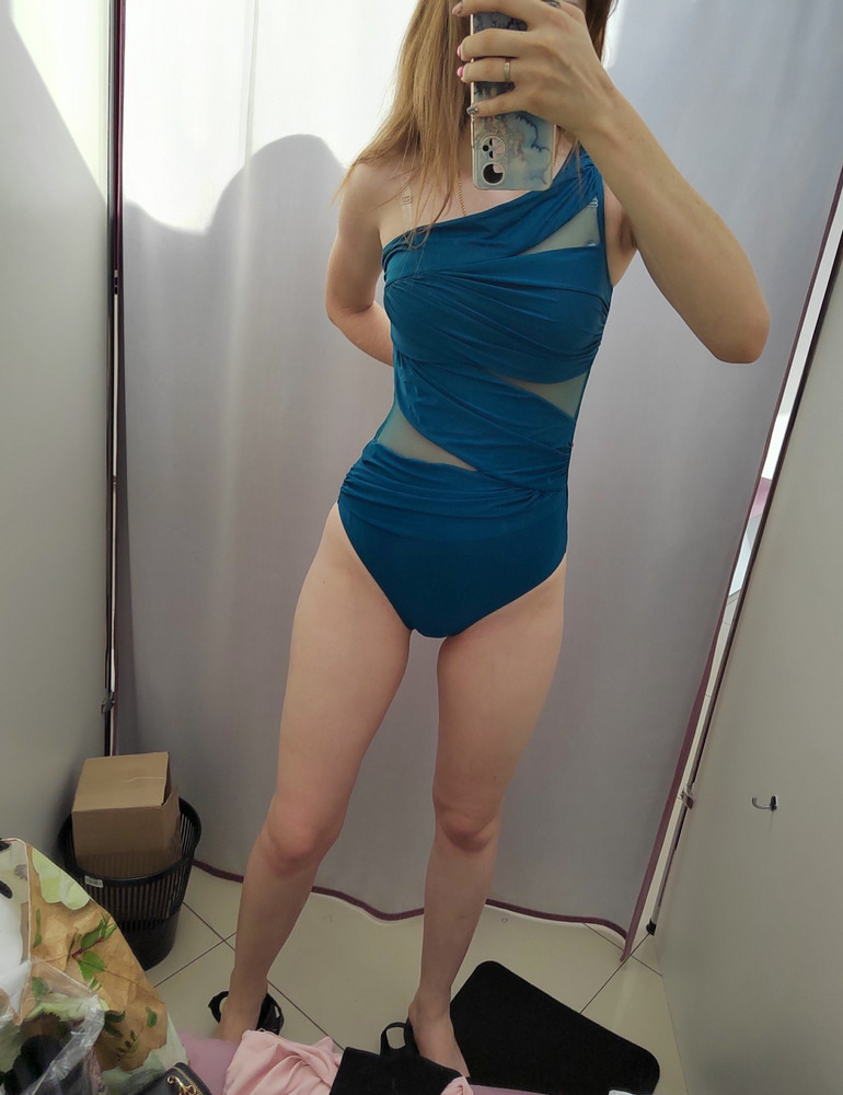 Сидит нормально , но сшит не аккуратно