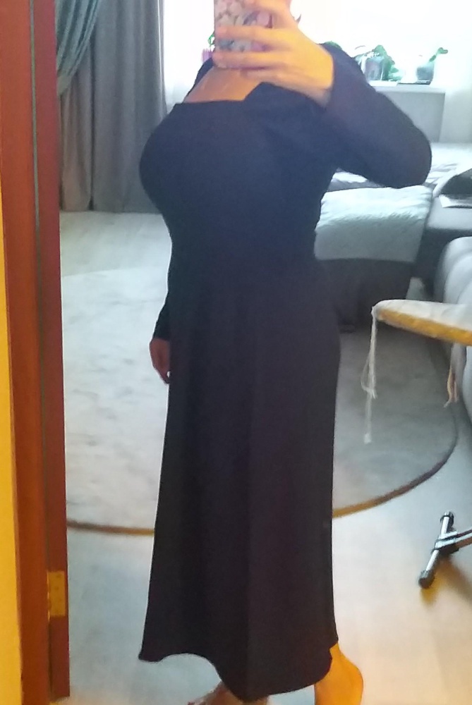 Платье не такого глубокого цвета, как на фото, оно просто темно- синее. ХL на моих бёдрах топорщится (ОБ 110)