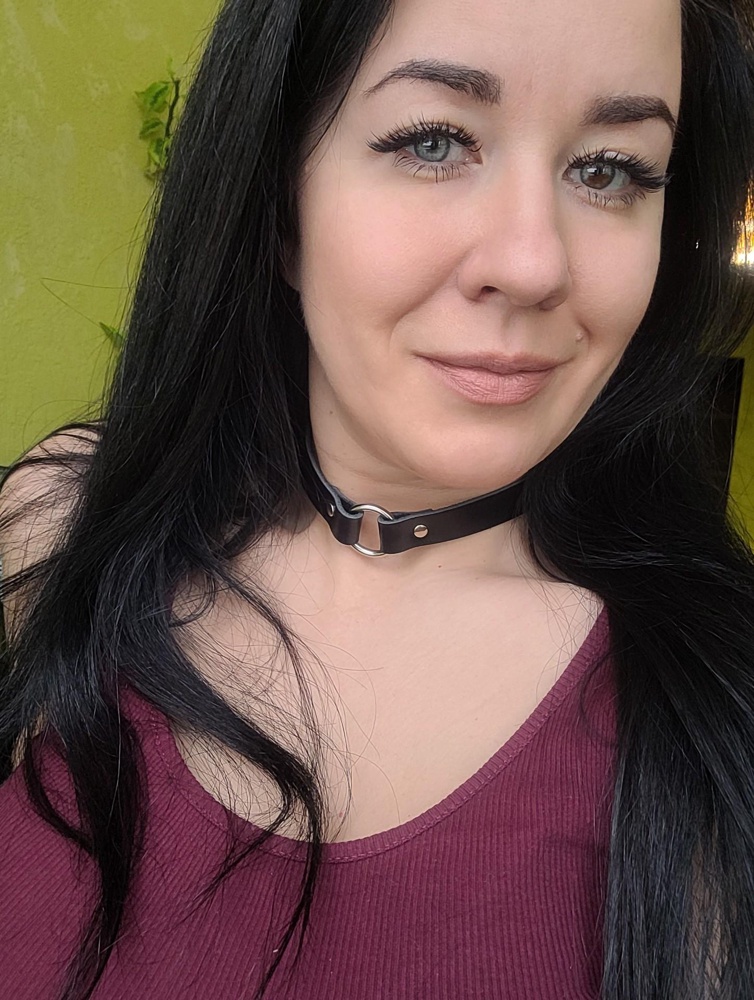 Мягкий хороший ошейник 🙂
Пришёл быстро, в сроки.
Упакован был просто в пакетик, но всё хорошо, брака нет.
Если на руку, то застёжка будет видна.