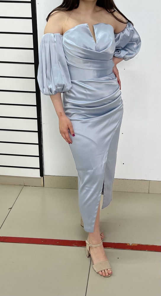 Вид ткани не соответствует картинке. На картинке весь блеск зафотошопили. По факту в этом цвете сильно блестит, выглядит дёшево. Все сборки спереди выглядят ужасно и полнят. В груди ткань топорщится в разные стороны. 