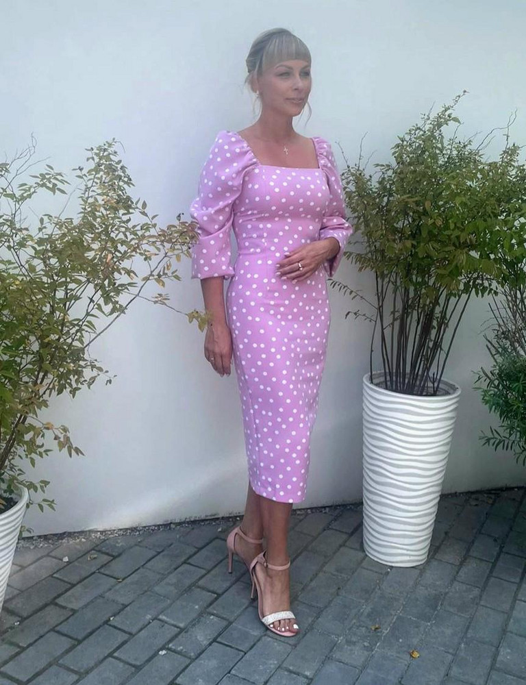 Платье очень крутое!!! Великолепно тянется, очень приятное к телу. Размер соответствует!