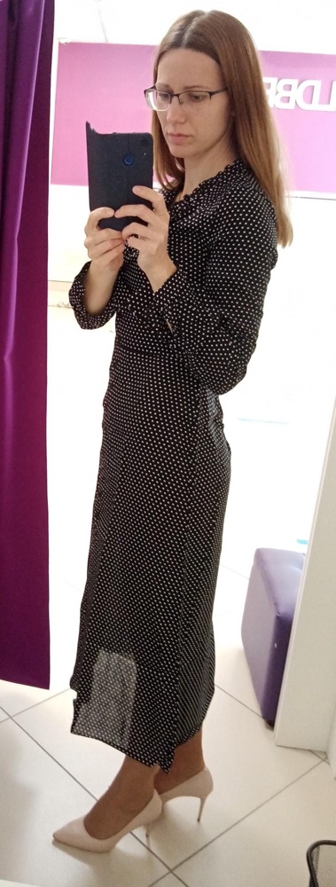 Ткань тонкая, на жаркую погоду. Село идеально на рост 170, вес 56 (размер 42). Местами торчат нитки, но это мелочи.