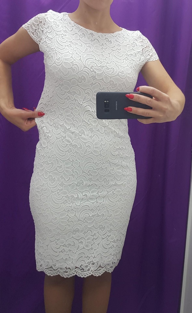 Симпатичное платье, но странный пошив, на плечах тесновато, а подмышечной области топорщится (будто на узкие плечи и большую грудь). Свободное, не в обтяг.