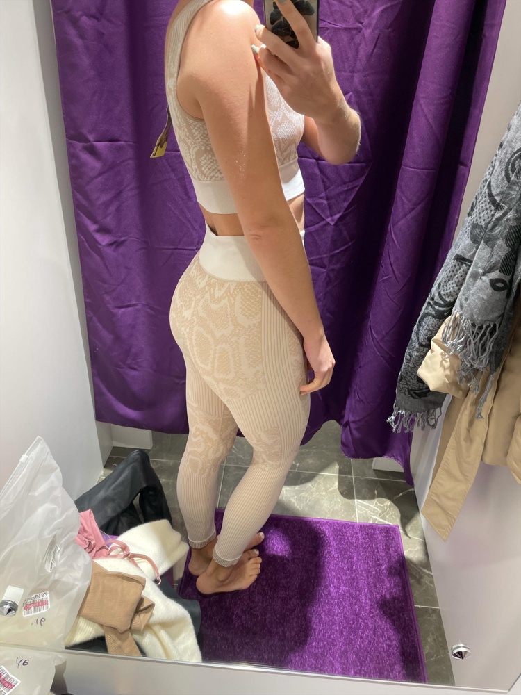 На мою фигуру 82-63-90 не сел (( ткань оочень плотная, от чего размер С в груди и ногах узок, а в талии резинка широковата. Длина на штанин на рост 162 коротковата. Грудь сдавил очень сильно. А ещё цвет топа в моем комплекте оказался темнее цвета лосин.