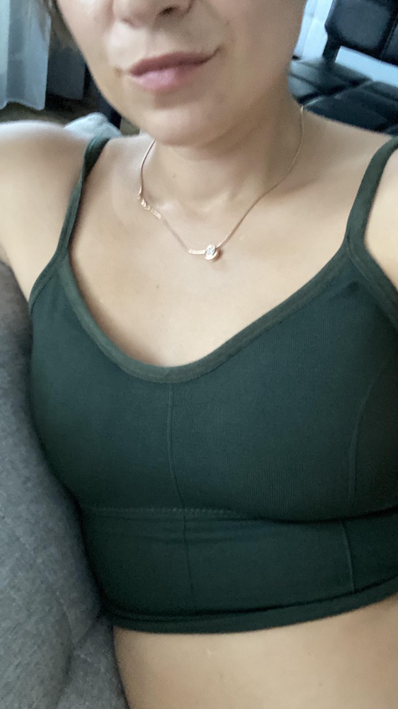 Отличный топ с чашечками. Цвет в жизни темнее чем на фото.  Резинка под лифом упругая, подчеркивает талию 