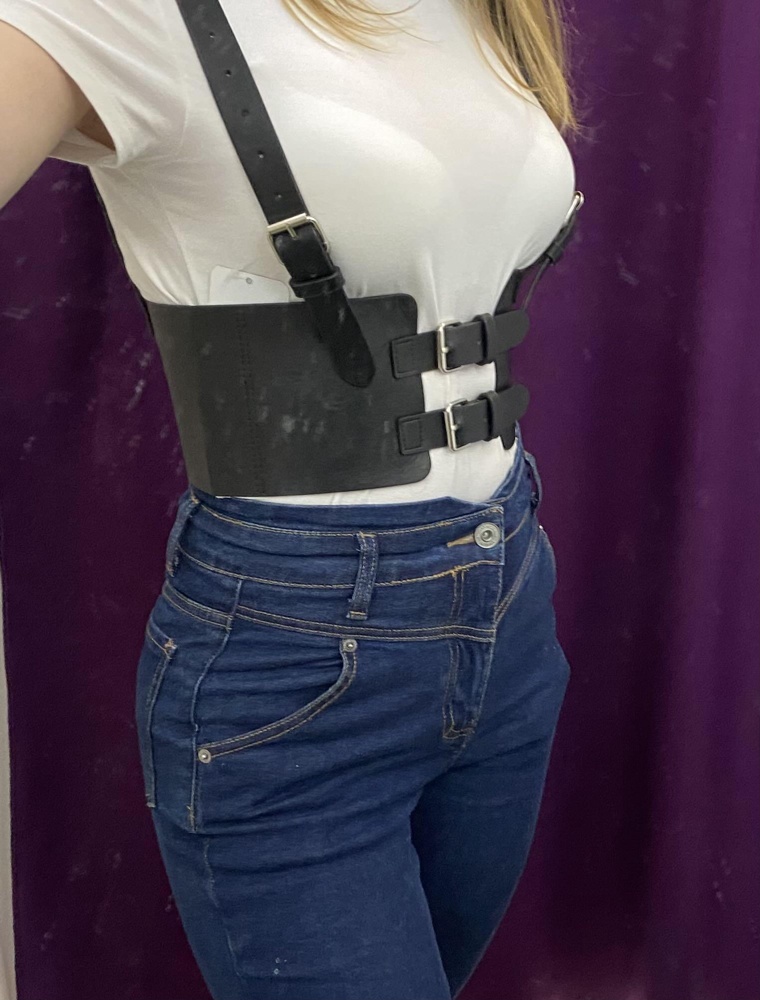 Очень понравился и внешне и то что он плотный, но с внутренней стороны какой-то мусор… меня он напугал, надеюсь это просто крошки (но что они там делают и как там оказались?) упакован качественно: в мешочек потом в коробочку и после в пакет, но так как пакет перемотан скотчем, поэтому понятно что до меня его примеряли, но зачем булку в него заворачивать…? 